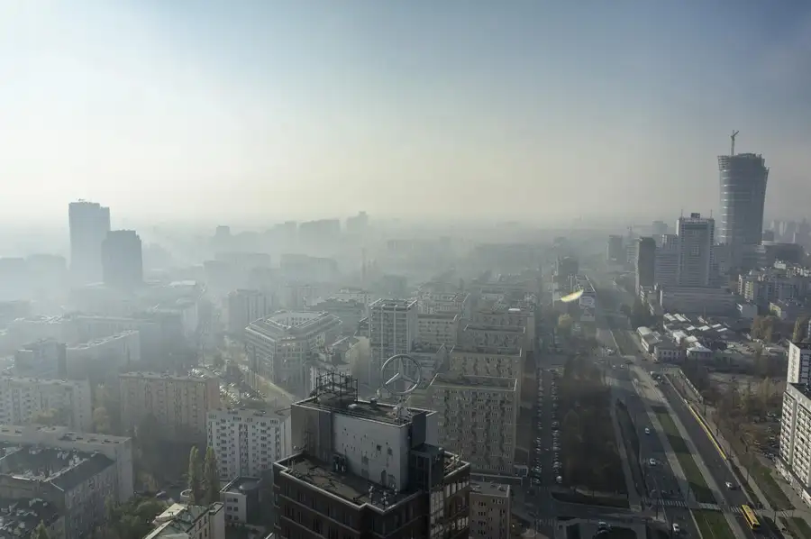 Warszawa w smogu widziana z wysoka